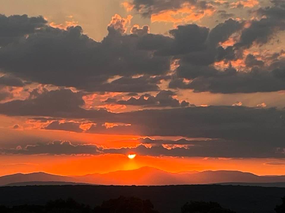 Atardecer sobre la Sierra Norte de Guadalajara visto desde Algora.